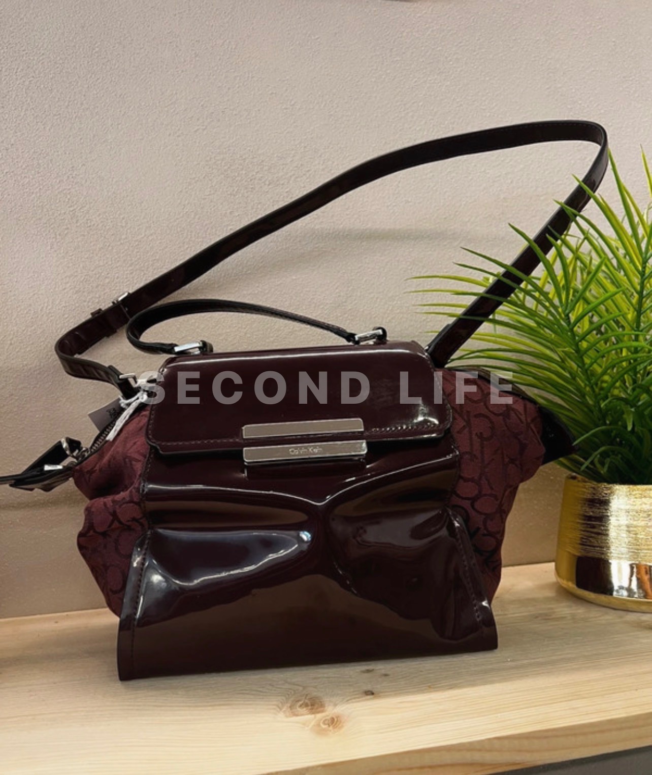 Borsa Calvin Klein in vernice e tessuto