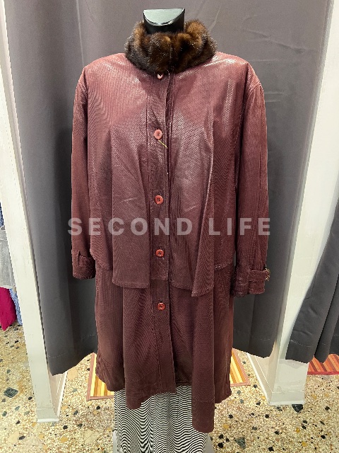 Cappotto in pelle e collo in pelliccia